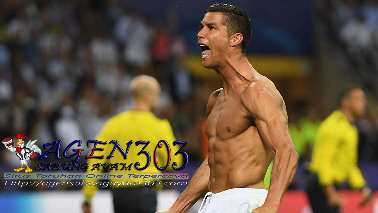 Cristiano Ronaldo memamerkan tubuh atletisnya.